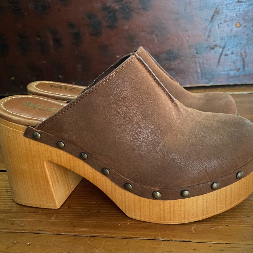 MIA clogs